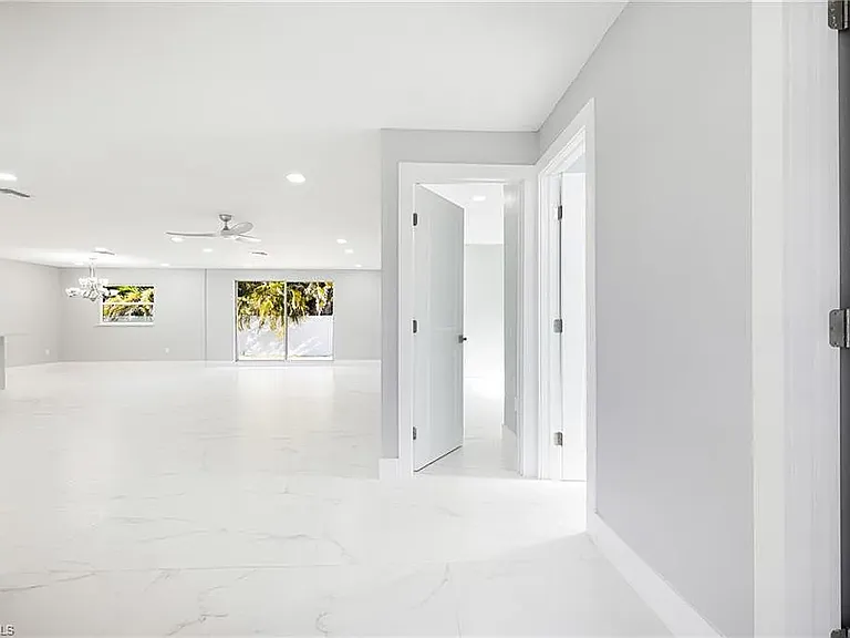 959 N Town And River Dr — Photo 3
