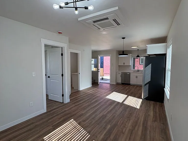 1166 Woodrow Ln — Photo 4