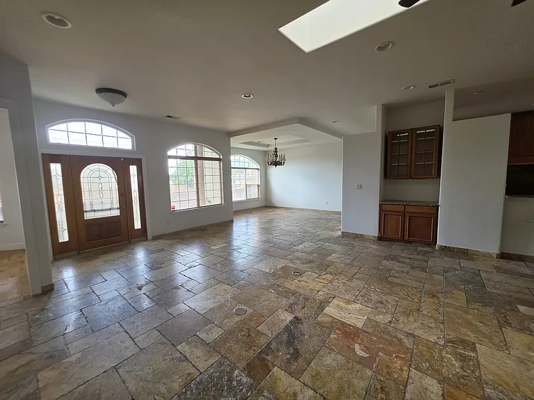8400 Oakland Ave NE — Photo 3