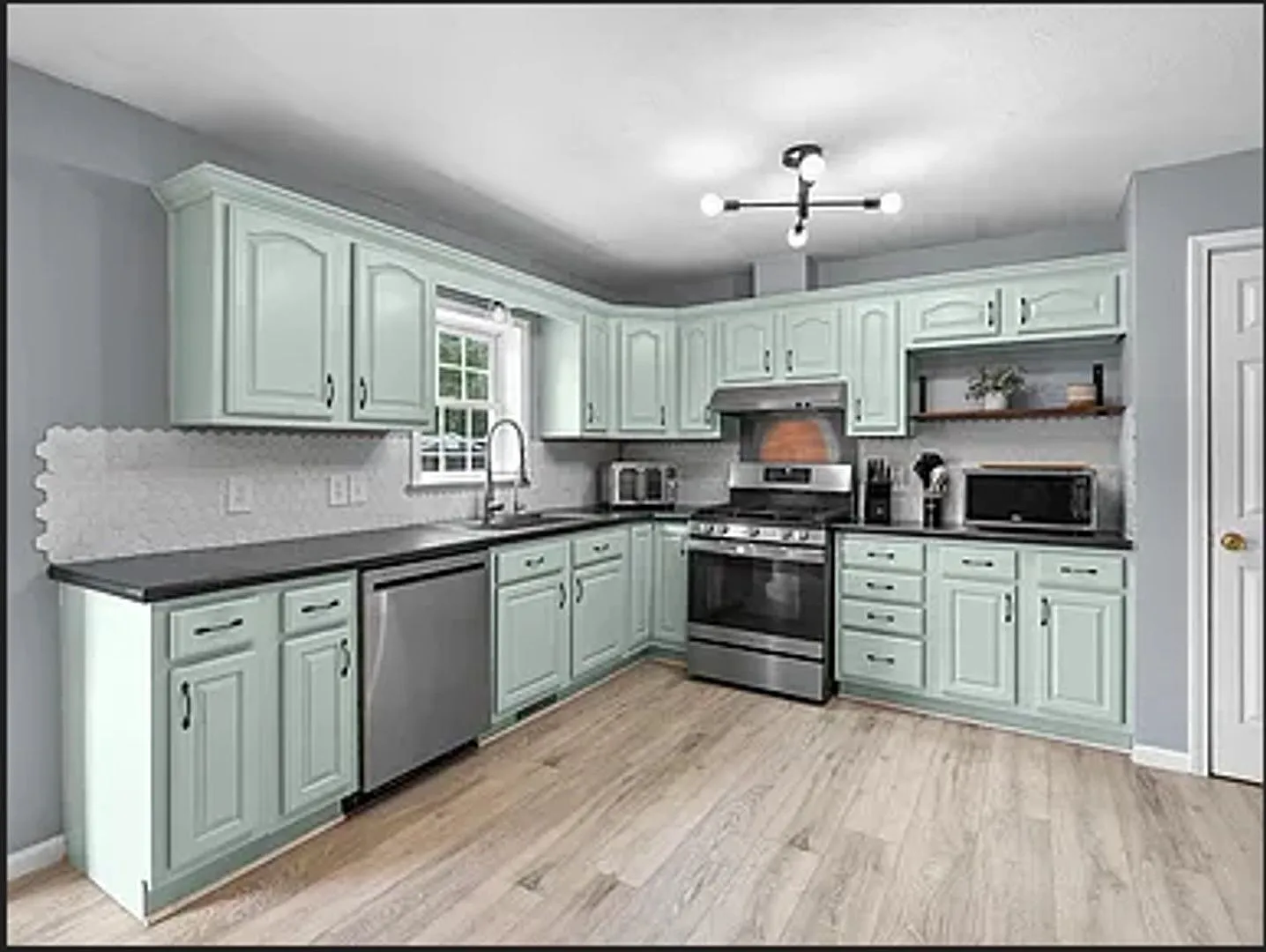 3 bed, 2.0 bath, 1458 sqft, $2,400 — Photo 3