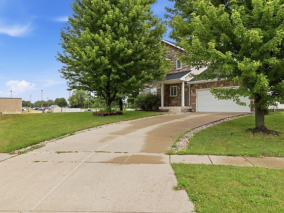 2nd image of 325 SE Cardinal Ln