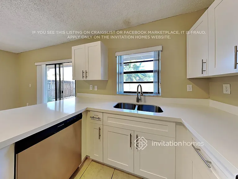 1633 SW 138th Pl — Photo 8