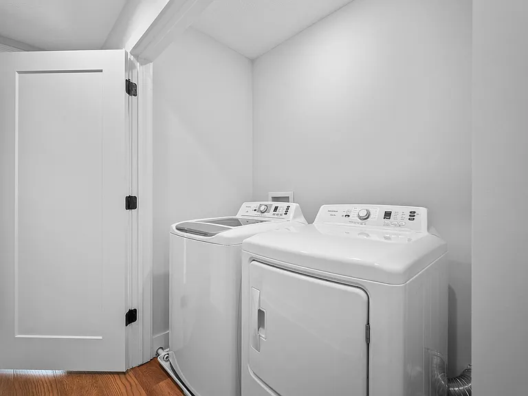 1403 Superior Ave E — Photo 29