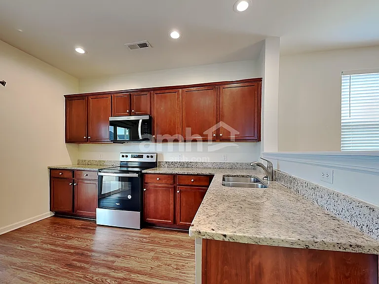 271 Cameron St — Photo 4