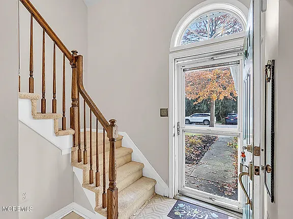 565 Woodbine Ln — Photo 7