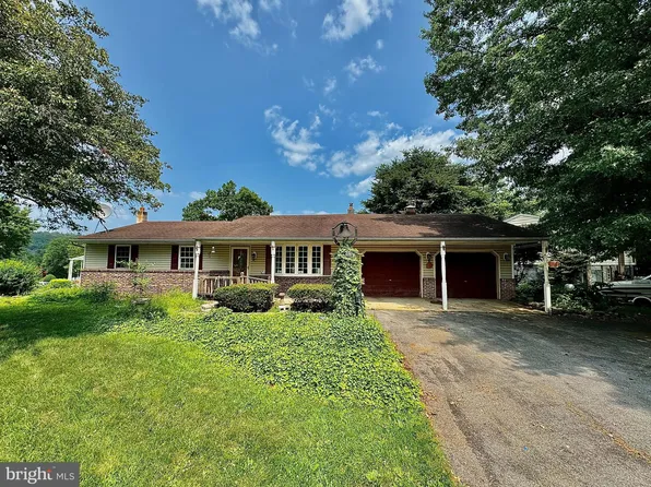 5 Walnut Ln, Bechtelsville, PA 19505