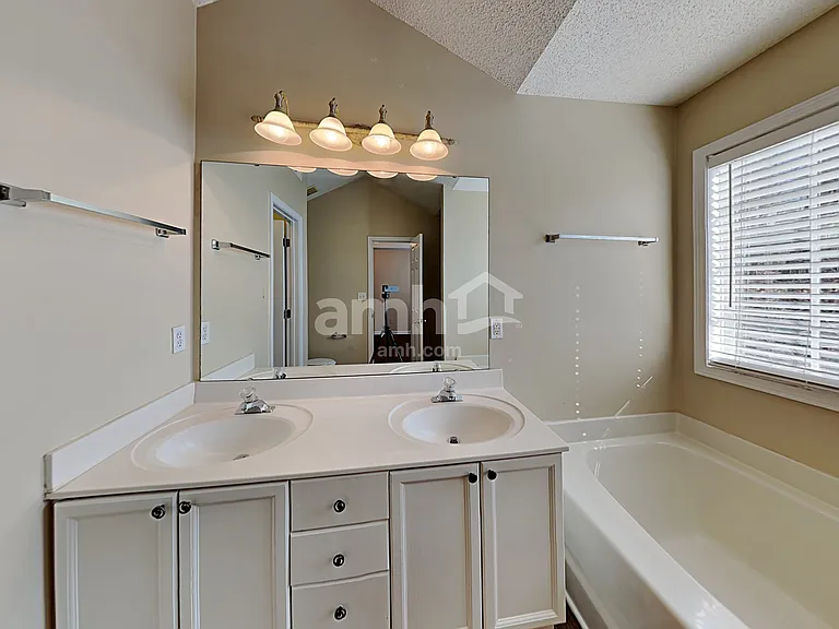 8111 Kingston Dr — Photo 10