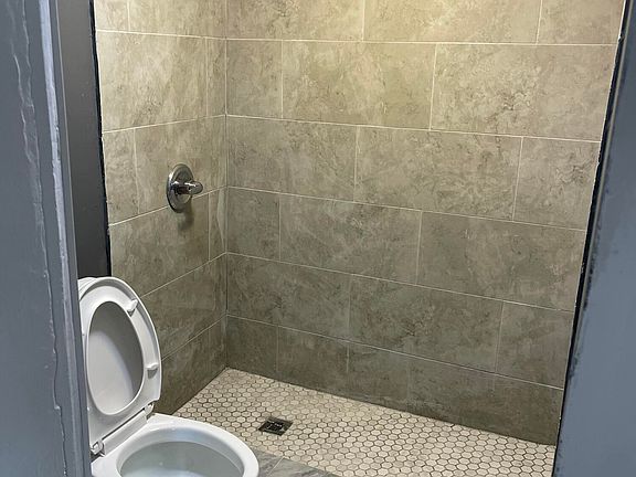 4th image of 634 W Green St