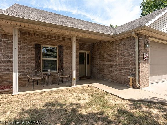 3rd image of 422 Hidden Oaks Rd