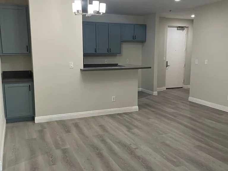 Hawthorne Regency Apartments — Photo 8
