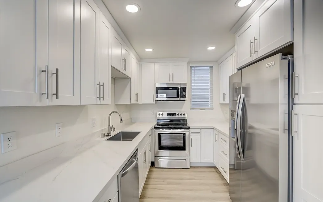 3 bed, 750 sqft, $1,974 — Photo 2