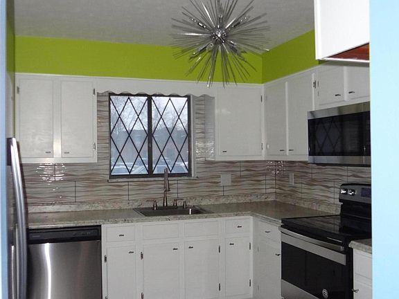4th image of 625 Country Club Dr APT G5