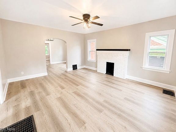 5th image of 154 Roslyn Dr