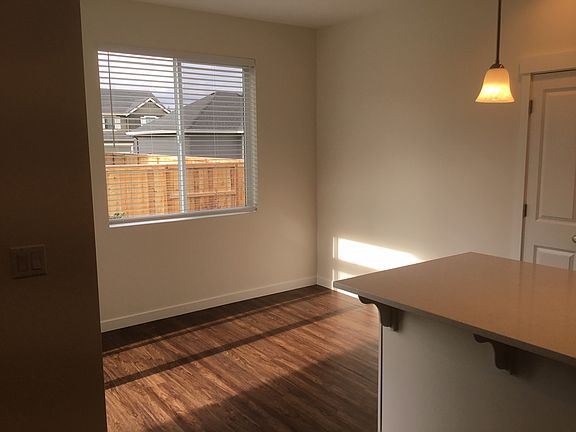 4th image of 1011 NE 12th Ave