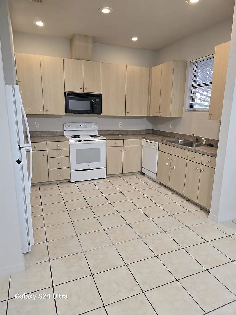 3/2.5 Townhouse plus Storage Unit $1,600 — Photo 2