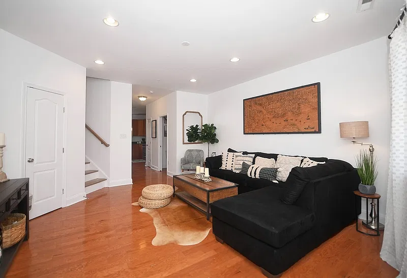 4 bed, 3.0 bath, 2400 sqft, $3,600 — Photo 2