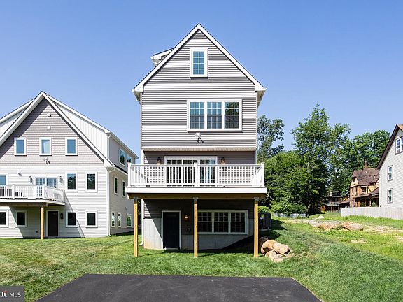 3rd image of 611 Summer St