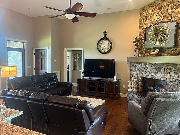 3rd image of 120 Mountain Meadow Ln