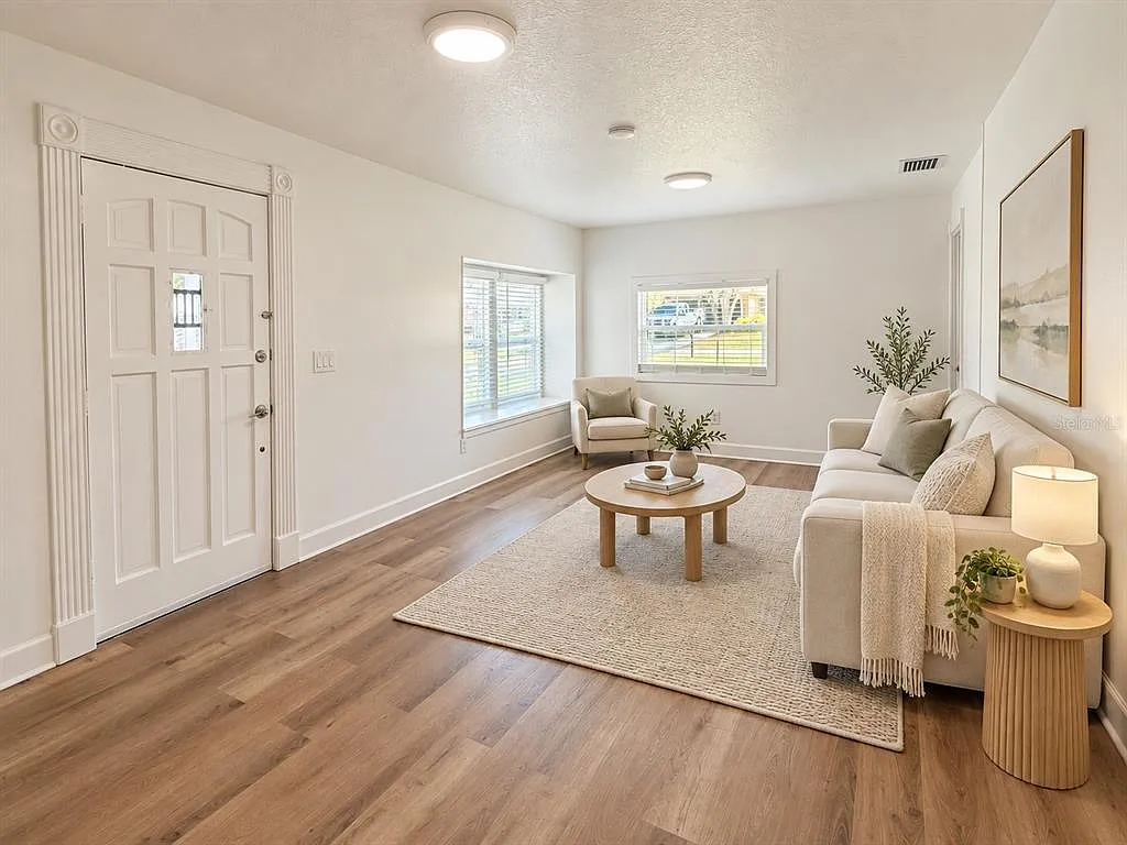 3 bed, 2.0 bath, 1104 sqft, $1,925 — Photo 3