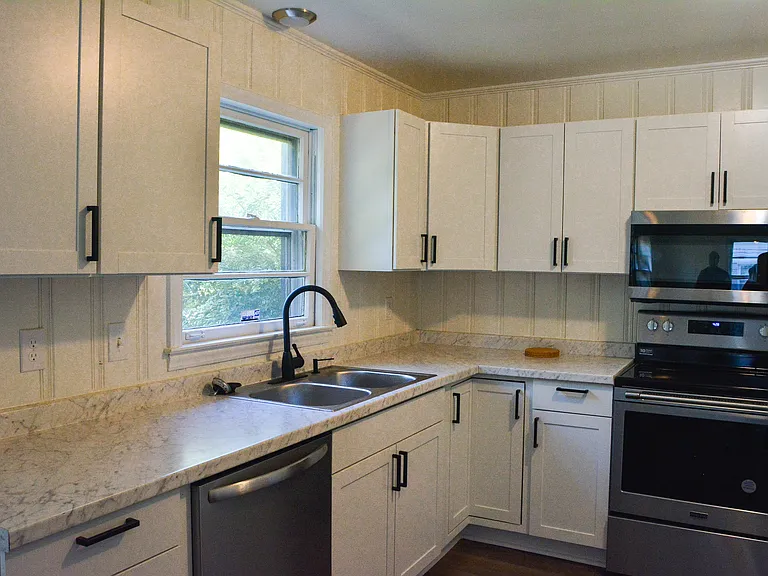 1420 Woodhill Ln — Photo 2