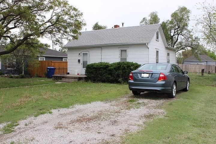 1st image of 410 E 6th St