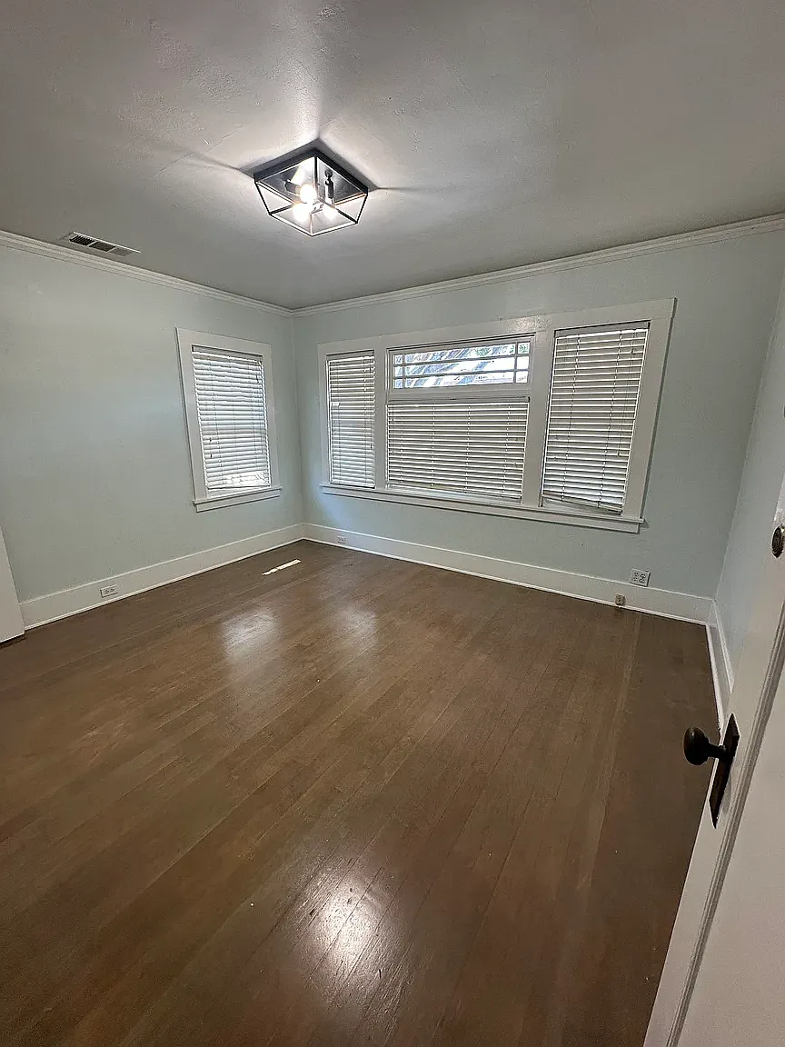 3 bed, 1350 sqft, $4,100 — Photo 2