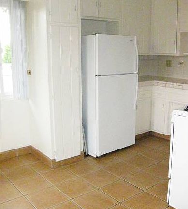 Sunny eat-in kitchen