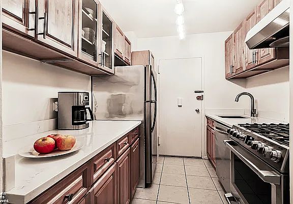 3rd image of 60 Sutton Pl S #3HN