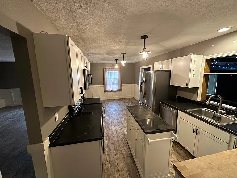 625 Kent Ave — Photo 15