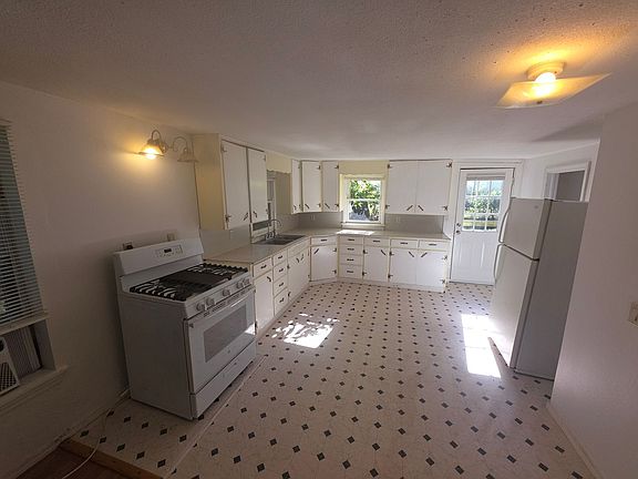 4th image of 814 S Washington Ave