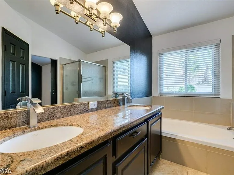 240 Honeywood St — Photo 16