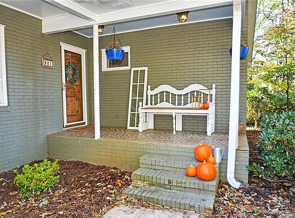 4th image of 921 Hampton Pl