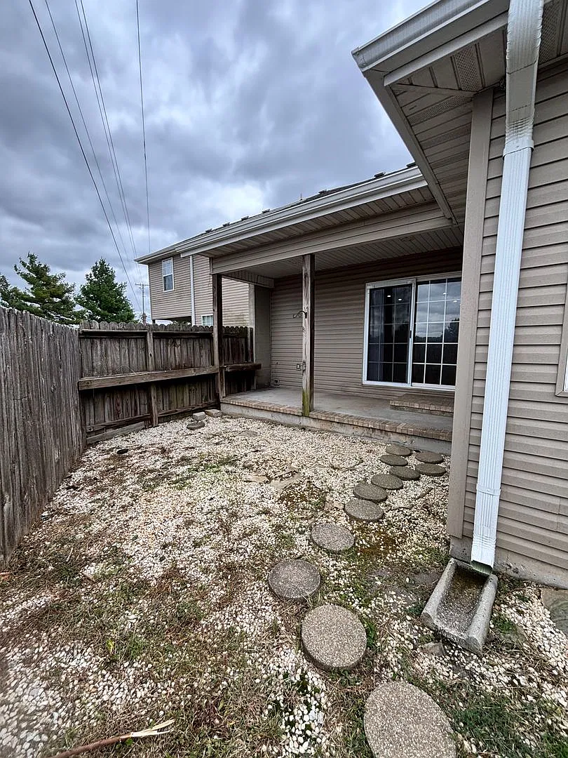 LARGE 3 Bed 2 Bath 2 Car Garage Duplex Available NOW!! — Photo 3