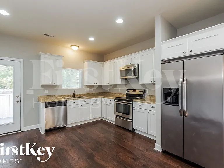 713 Walnut Crossing Dr — Photo 7