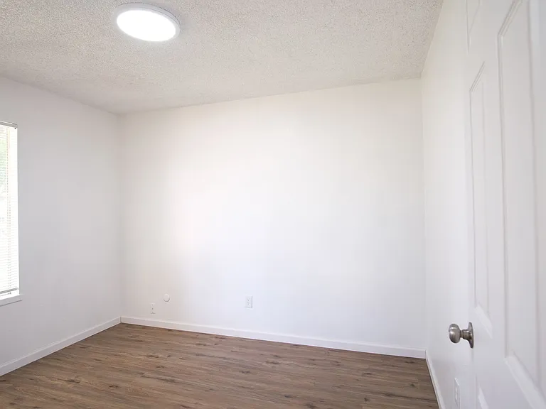 121 Eula Dr — Photo 2