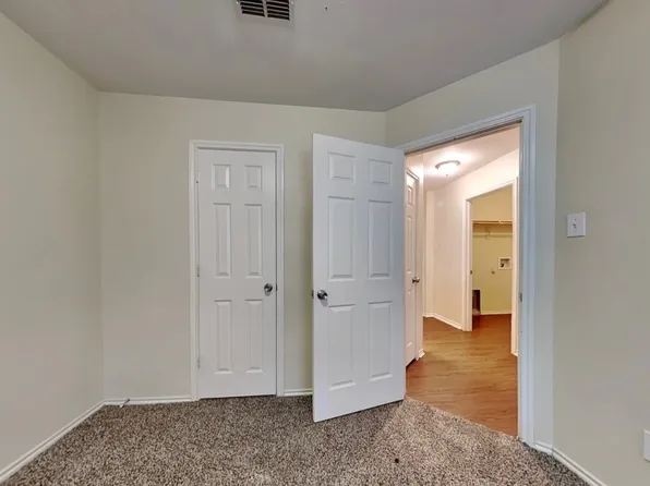 959 Heather St, Burleson, TX 76028