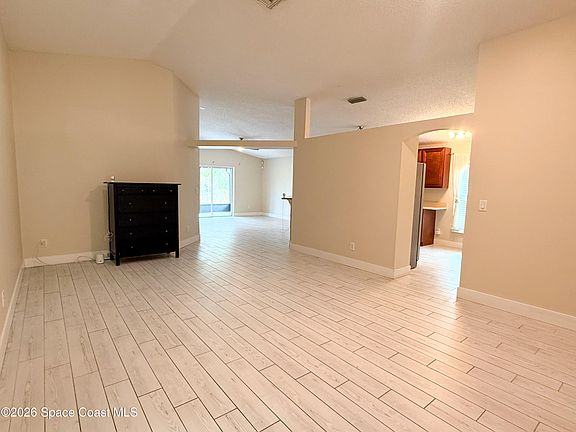 4th image of 877 Villa Dr