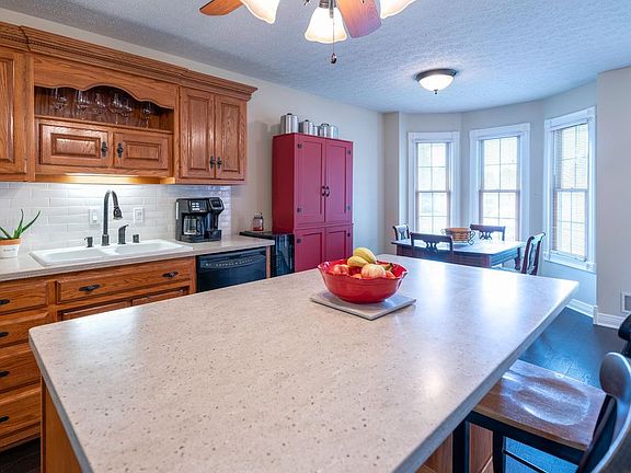 3rd image of 112 Stoneledge Dr