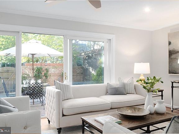 3rd image of 20 S Pershing Dr