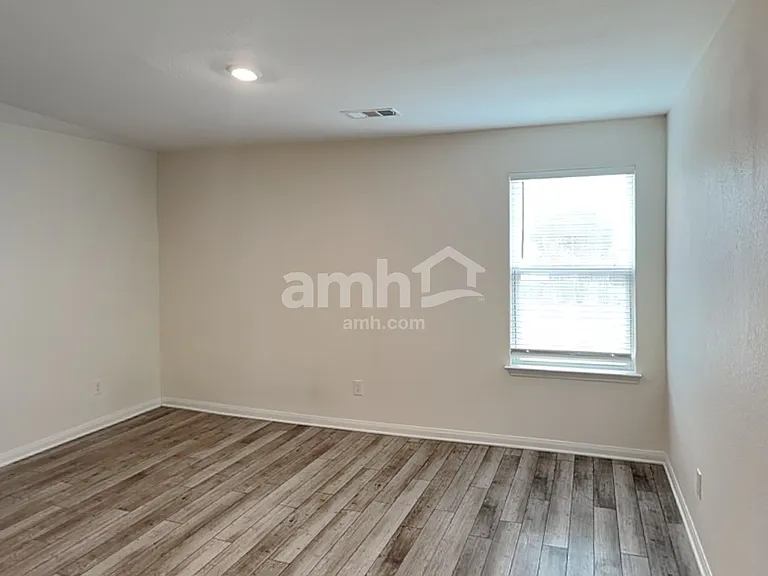 1126 Treeta Trl — Photo 15