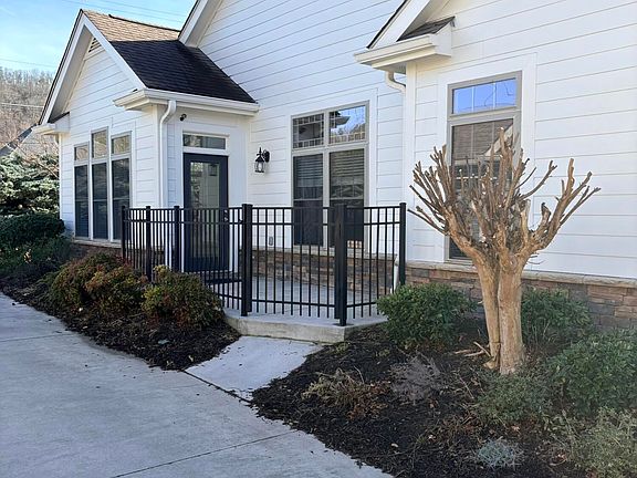 3rd image of 9697 Collier Pl