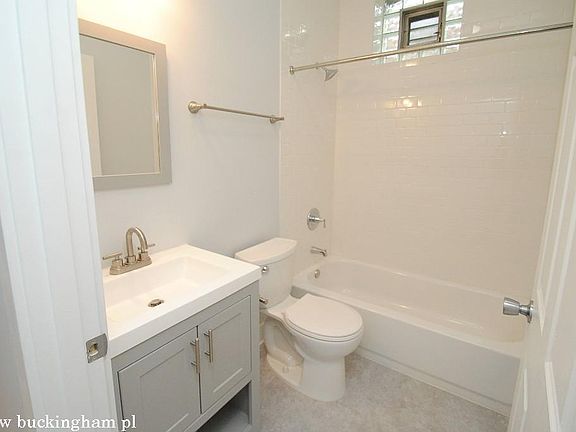 4th image of 870 W Buckingham Pl #425