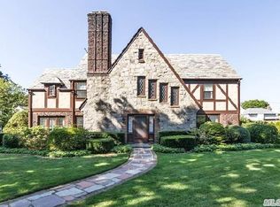 160 Oxford Blvd, Garden City, NY 11530