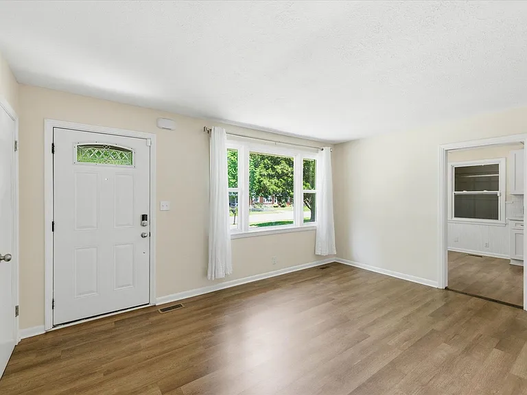 37 Hillsboro Rd — Photo 9