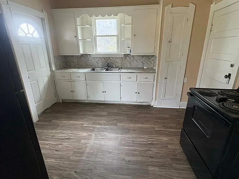 513 W Cherry St #A — Photo 3