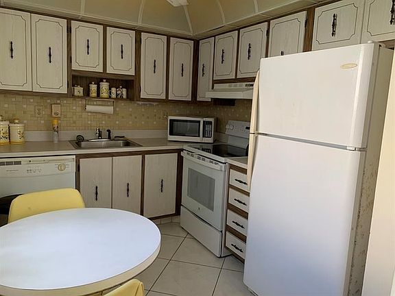 5th image of 107 Burgundy Dr #C