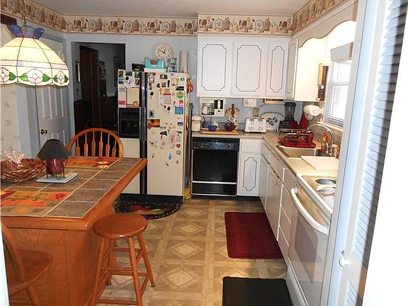Updated eat-in kitchen with island
