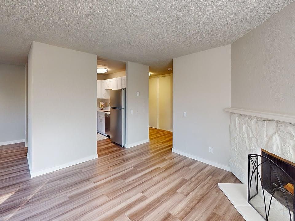 1 Bed 1 Bath - Living Area