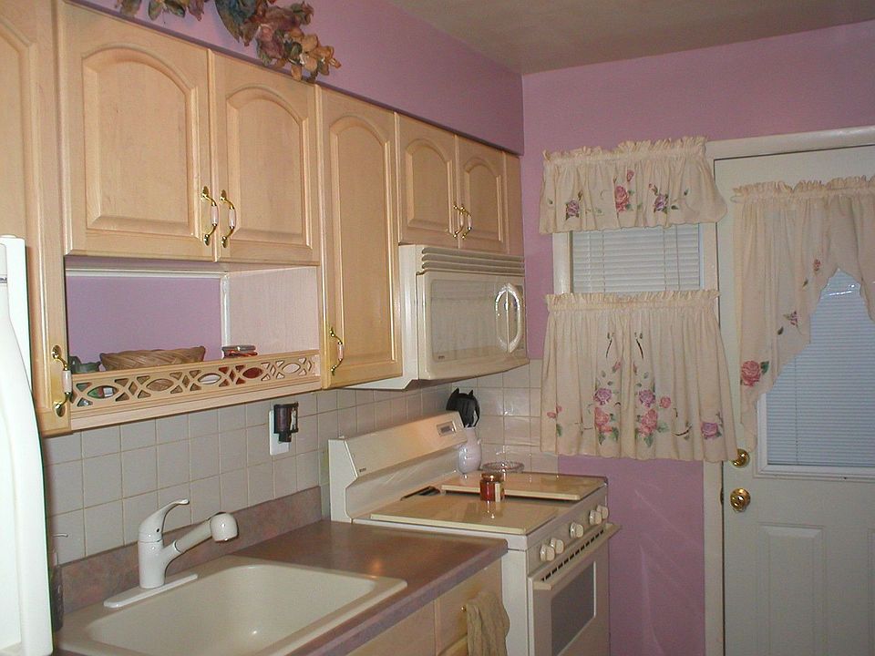 Beautiful New Kitchen w/tile Floors