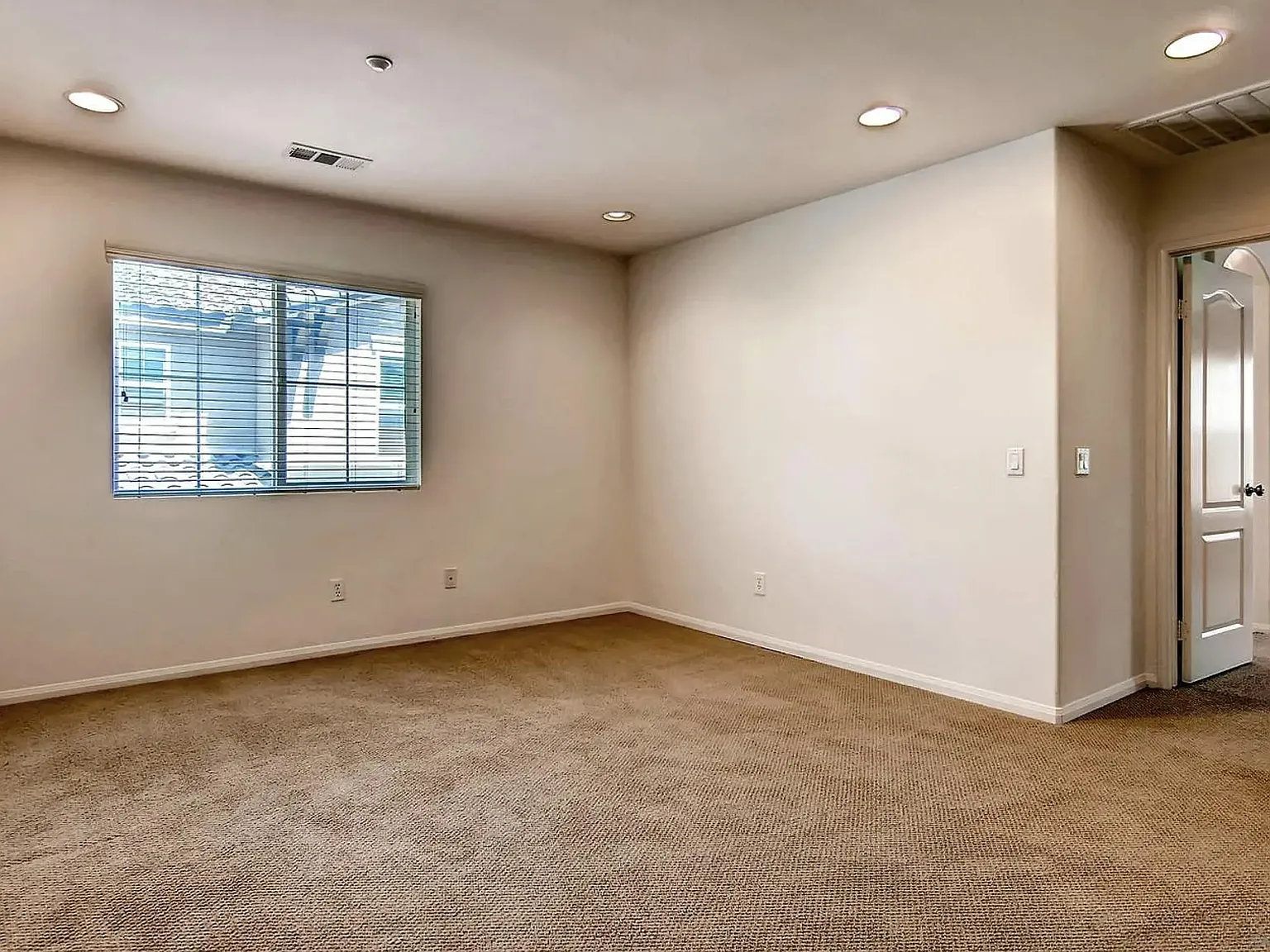 3 bed, 2.5 bath, 1642 sqft, $4,200 — Photo 3